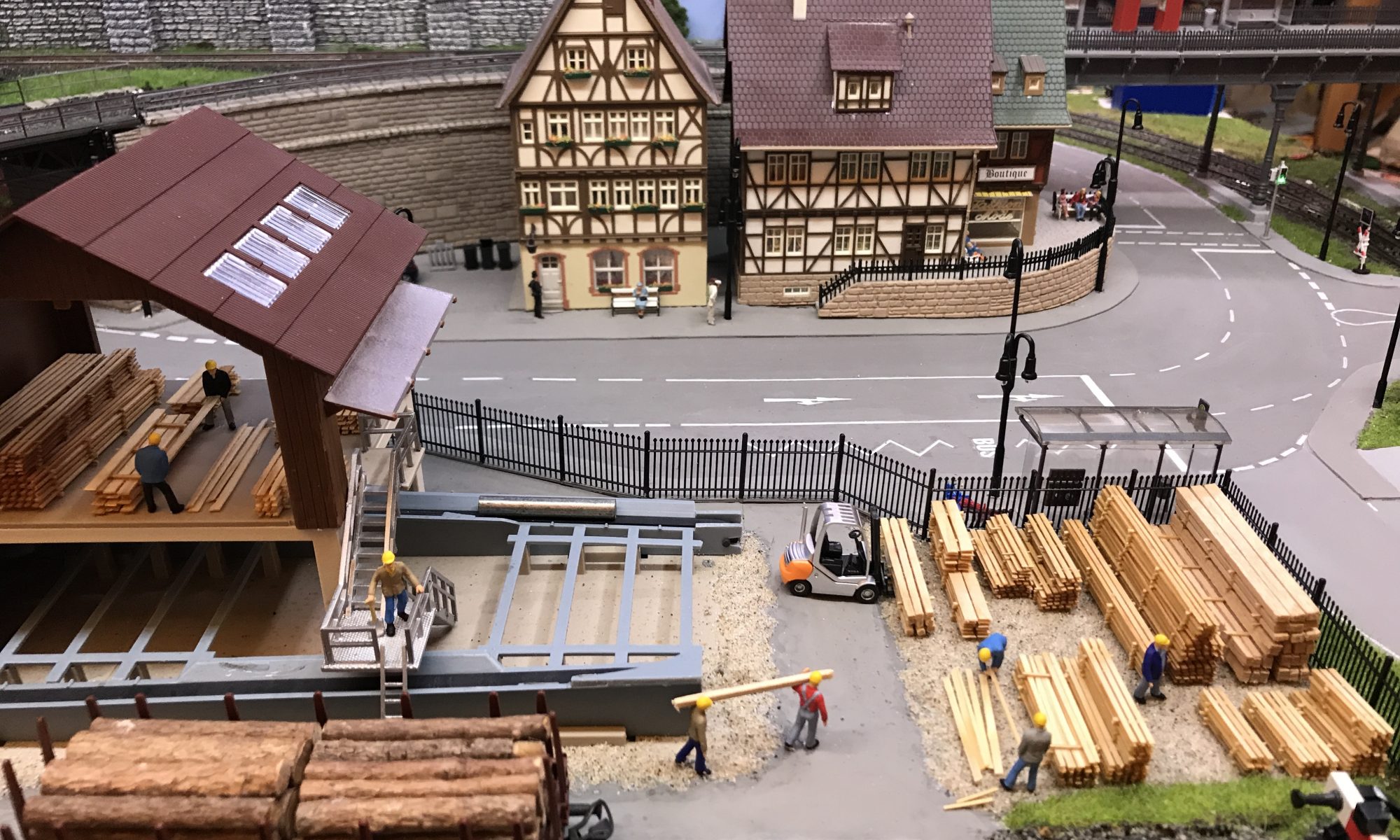 Papierfabrik mit Stapeln von geschnittenem Holz